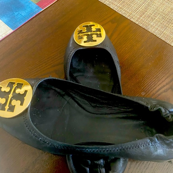 Tory burch flats some where in tear on heel but otherwise good - Picture 1 of 2